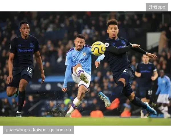 曼城弱侧推进顺畅，沃克的速度完全释放